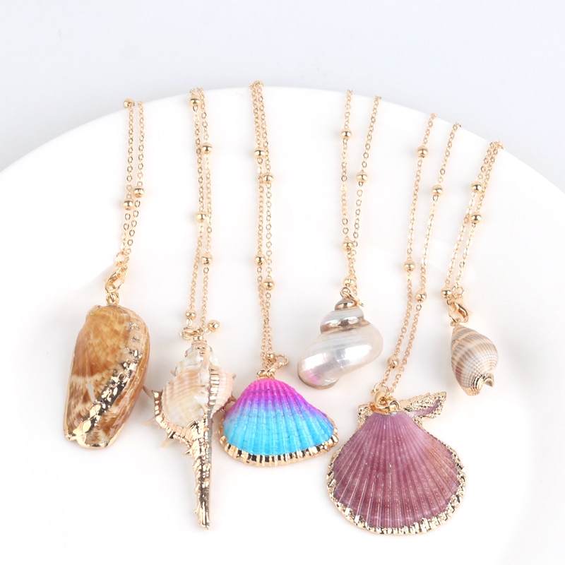 Bohemian style necklace featuring natural conch and cowrie shell pendants, ideal for summer.